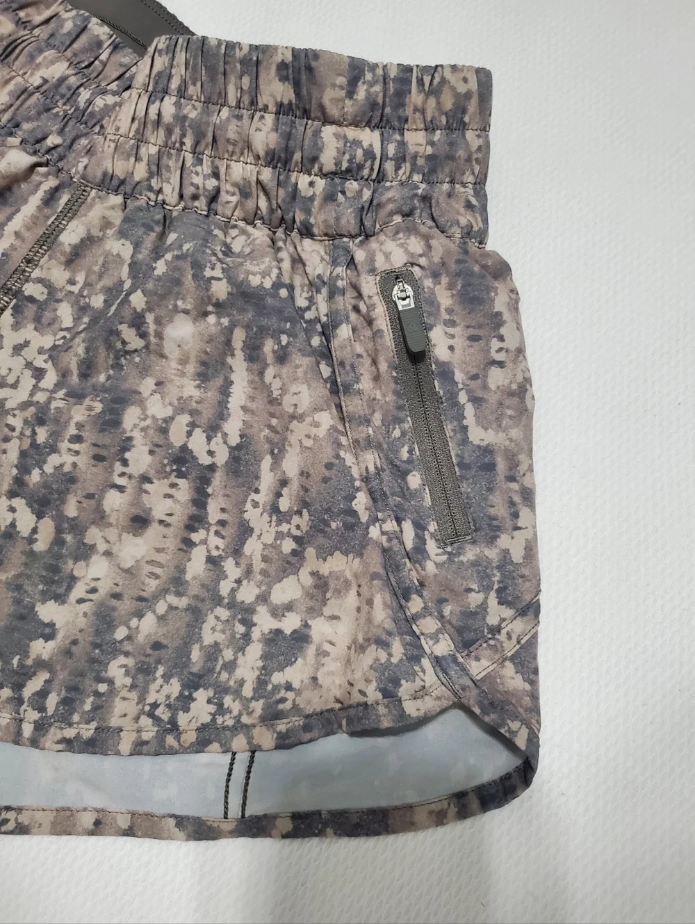 Lululemon Tracker Shorts V 4" Gritstone White Opal Multi Size 4 - Picture 4 of 10
